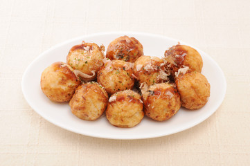 お皿にのせた たこ焼き テーブル