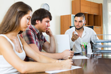 Obraz premium banker and couple talks in office