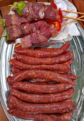 Plat de saucisses et brochettes
