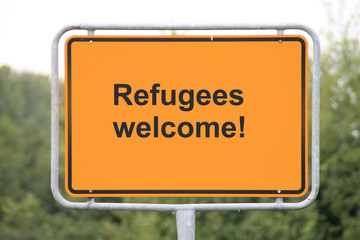 Ein Schild Refugees welcome