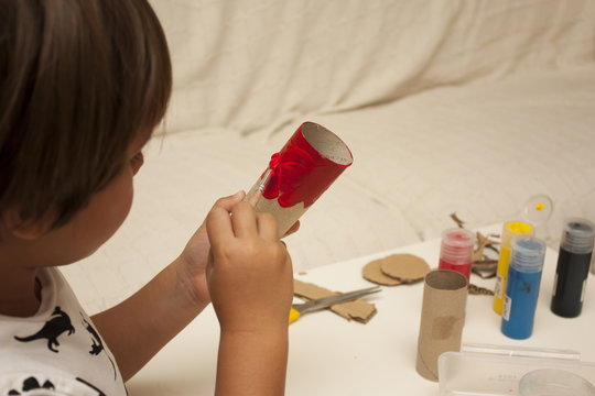 Ni&ntilde;o pintando en casa con temperas de colores