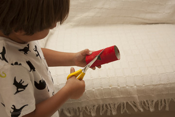 Niño pintando en casa con témperas de colores