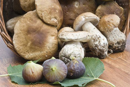 Fichi e funghi porcini in autunno