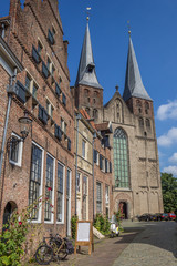 Obraz premium St. Nicolaas church and old houses in Deventer