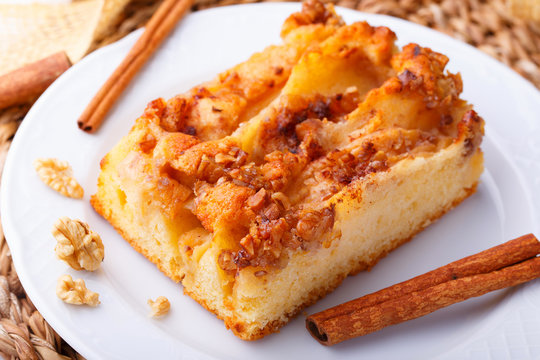 Frisch gebackener Apfelkuchen mit Walnuss und Zimt