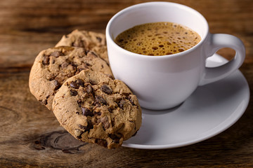 cup of coffee with chocolate cookies on wood - obrazy, fototapety, plakaty