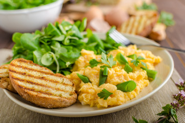 Scrambled eggs with salad