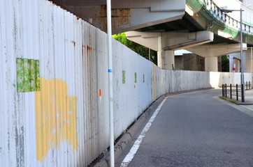 阪神高速沿いの道路