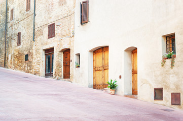 Fototapeta na wymiar Medieval street in San Gimignano, Italy.