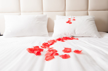 ベッドと花びら