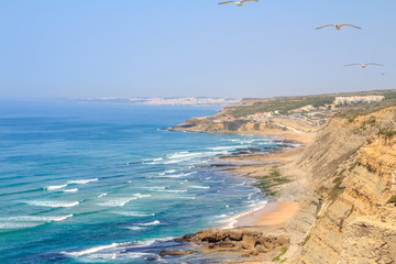 Fototapeta na wymiar Costa Portuguesa com a praia do Magoito em fundo