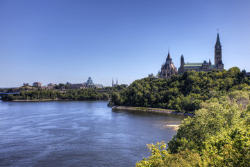 Obraz premium Canada's Parliament buildings seen above the Ottawa River