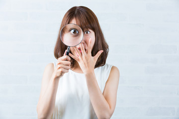 虫眼鏡　/ 驚く女性