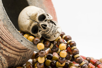 Skull model with Paternoster and pottery