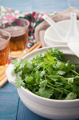 土鍋に入ったたくさんのパクチー