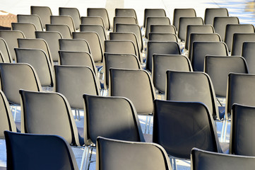 Stuhlreihen bei einer Freiluft Veranstaltung