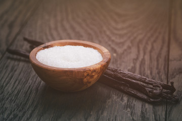 vanilla pod with sugar in bowl
