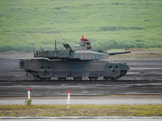 Fototapeta premium 照準する10式戦車