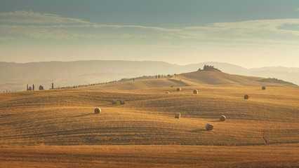Tuscan landscape. Picturesque countryside villa - obrazy, fototapety, plakaty