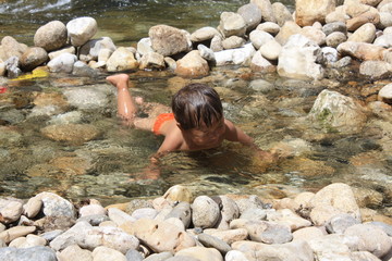 Enfant dans l'eau