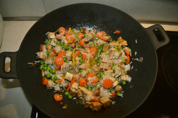 Wok-Reisgericht mit Gemüse und Tofu