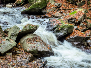 Bach mit fließendem Wasser