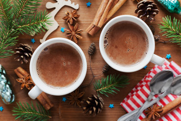 Deux tasses de chocolat chaud frais ou de chocolat chaud sur fond de noël en bois, vue de dessus