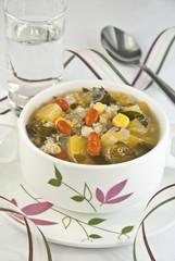 Sopa con vegetales y algas