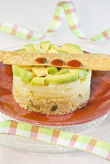 tambor vegetal con aguacate, patata y quinoa
