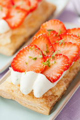 Puff pastry tarts with cream and strawberries