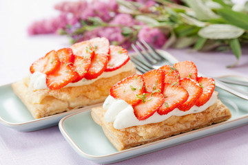 Puff pastry tarts with cream and strawberries