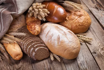 Gordijnen Brood en oren op een oude tafel © Timmary
