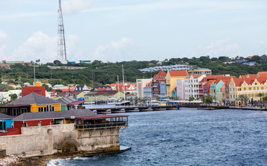 Fototapeta na wymiar Colorful Buildings and Floating Bridge in Curacao