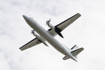Aereo bimotore turboelica in fase di decollo 