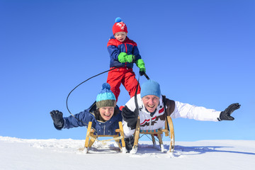 Familiengaudi auf dem Schlitten