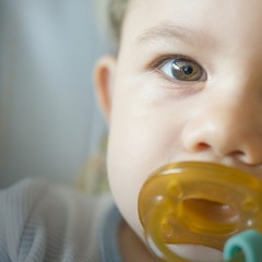 Primer plano de bebé con chupete