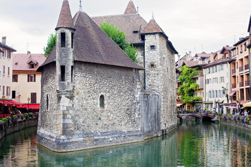 Naklejka premium Palais de l'isle, beautiful town square. Annecy is known to be c