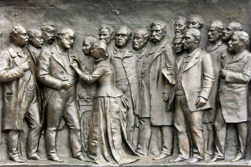 Familistère de Guise / Bas relief "Jean-Baptiste André Godin recevant la Légion d'honneur"