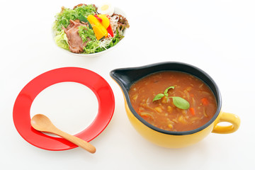 おいしそうなカレーとサラダ
