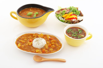 おいしそうなカレーとサラダ