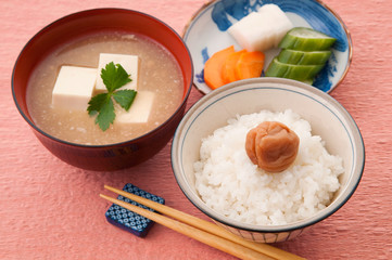 梅干しが乗せてあるご飯とお味噌汁