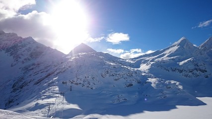 Sonnige Berglandschaft Gletscher im Skigebiet