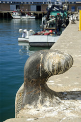 Noray en el puerto pesquero de Cádiz. Andalucía. España