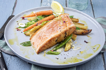 Lachs Tataki mit Gemüse