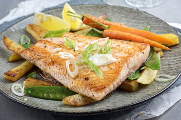 Lachsfilet mit Gemüse