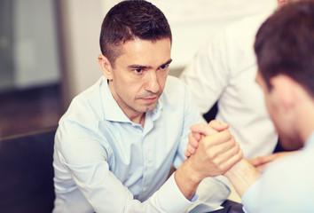 Obraz premium businessmen arm wrestling in office