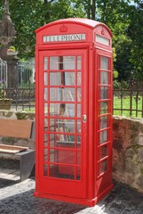 Historische englische Telefonzelle, jetzt als öffentliche Bibliothek genutzt.