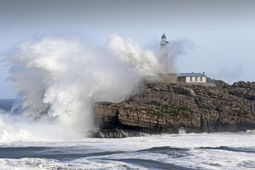 TORMENTA SOBRE FARO CON OLA GIGANTESCA © marcantabrico