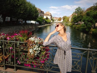 Frau schickt Handkuss aus Straßburg