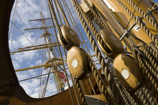 MASTILES Y CUERDAS DE BARCO VELERO
